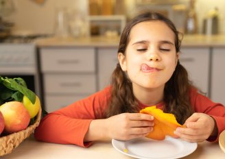 Een lekkere mango! Foto van Suvorova Alexandra/Shutterstock.com