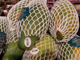 Papayas at retail protected by foam nets. Photo by WUR