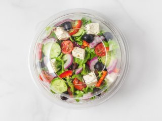 Een kant-en-klare verpakte maaltijdsalade. Foto van artem evdokimov/Shutterstock.com