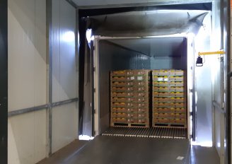 Melons being unloaded at a 'cold tunnel' dock. Photo by WUR.