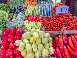 Paprika's en pepers op de markt. Foto van Baloncici/Shutterstock.com