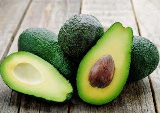 Doorgesneden avocado's. Foto van Nataliya Arzamasova/Shutterstock.com