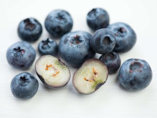 Interne en externe inspectie van blauwe bessen. Foto van Nickola_Che/Shutterstock.com